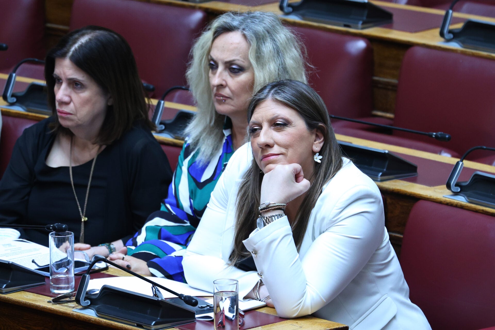 Άρση ασυλίας Κωνσταντοπούλου: Τρίτη αναβολή και με «γαλάζιες» ψήφους – «Μας διέσπασε η Ζωή» είπε βουλευτής της Ν.Δ.
