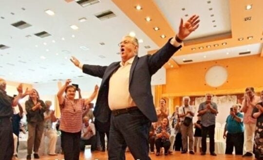 Το viral ζεϊμπέκικο του Δημήτρη Κουτσούμπα στα Τρίκαλα – «Είναι το σπίτι ορφανό, αβάσταχτο το δειλινό» [βίντεο]