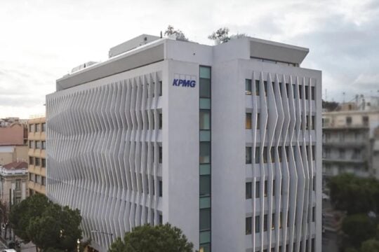Έκθεση KPMG: Η Ελλάδα πρώτη στην ΕΕ-27 στη μείωση της κατανάλωσης παράνομων τσιγάρων και το 2025