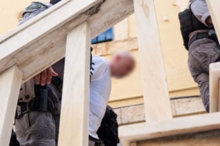 Δολοφονία Σταυρούλας Λεβεντάκη: Στα δικαστήρια Χανίων ο κατηγορούμενος- «Κάθαρμα, δολοφόνε» φώναζαν οι συγγενείς