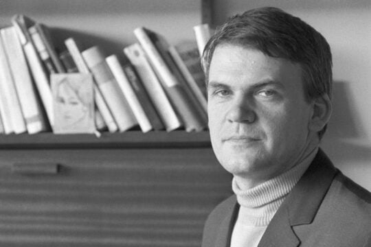 Τσεχία: Η τέφρα του Μίλαν Κούντερα ενταφιάστηκε στη γενέτειρά του, μετά από τρία χρόνια