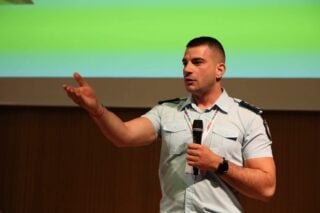 Δικαιώθηκε ο αστυνομικός Μιχαήλ Λώλης, καταδικάστηκε το «Μακελειό» – «Ο ρατσισμός και η ομοφοβία είναι έγκλημα!»