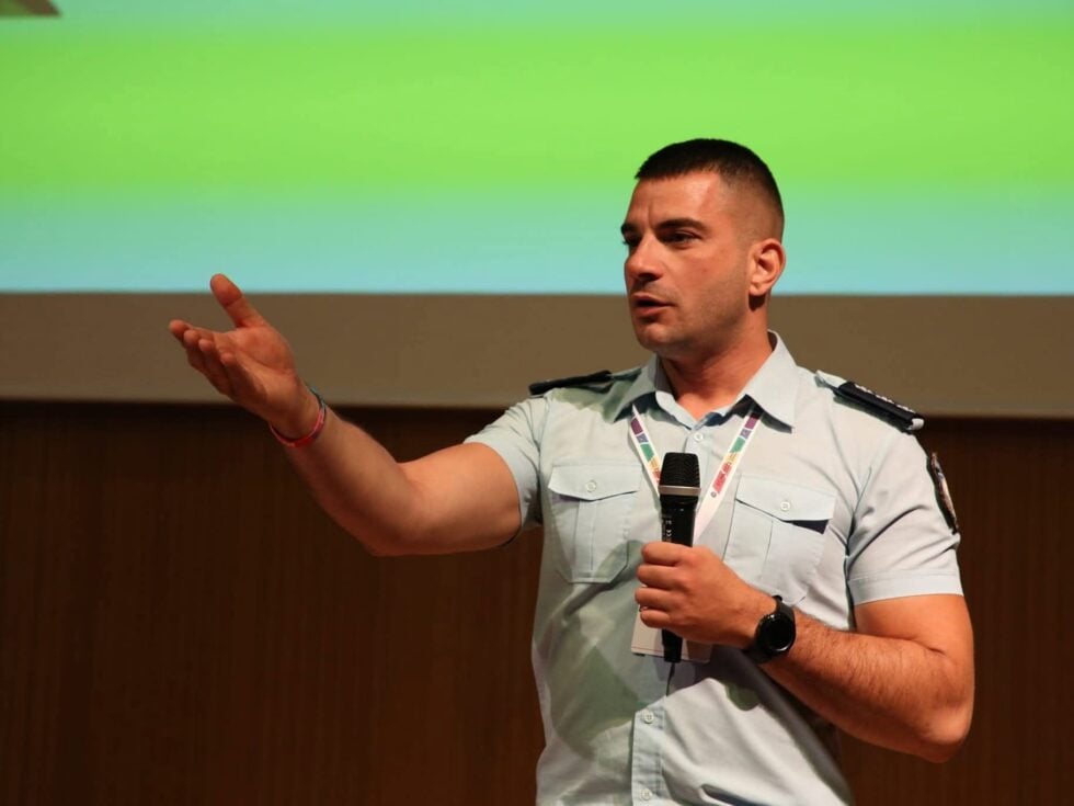 Καταδικάστηκε το «Μακελειό» για ομοφοβική στοχοποίηση του αστυνομικού Μιχαήλ Λώλη – «Ο ρατσισμός είναι έγκλημα!»