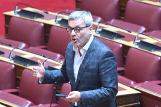 Μαμουλάκης: «ΝΔ – ΠΑΣΟΚ: Το μεγαλύτερο κομματικό φέσι στην Ευρώπη» [βίντεο]