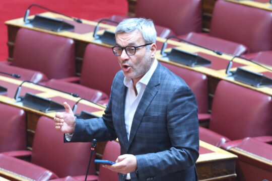 Μαμουλάκης: «ΝΔ – ΠΑΣΟΚ: Το μεγαλύτερο κομματικό φέσι στην Ευρώπη» [βίντεο]
