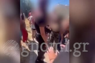 Εύβοια: Μαθήτριες πλακώθηκαν έξω από Γυμνάσιο – Οι υπόλοιποι παρακολουθούσαν τον άγριο καβγά