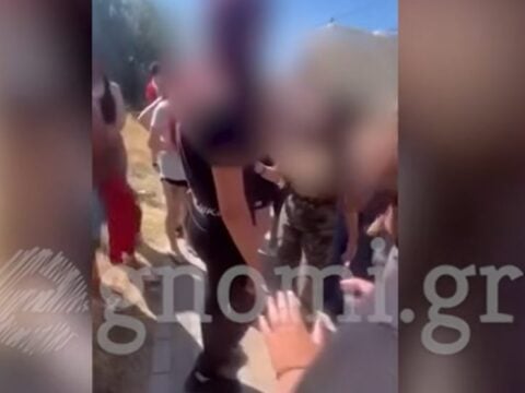 Εύβοια: Μαθήτριες πλακώθηκαν έξω από Γυμνάσιο – Οι υπόλοιποι παρακολουθούσαν τον άγριο καβγά [βίντεο]