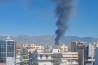 Υπό έλεγχο η πυρκαγιά στο Μενίδι – Kαταστράφηκε ολοσχερώς το κατάστημα