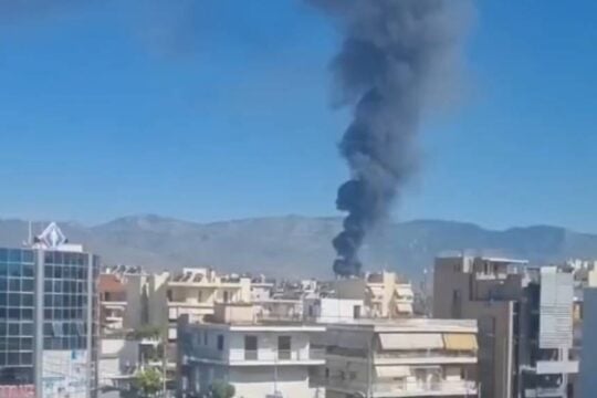 Υπό έλεγχο η πυρκαγιά στο Μενίδι – Kαταστράφηκε ολοσχερώς το κατάστημα