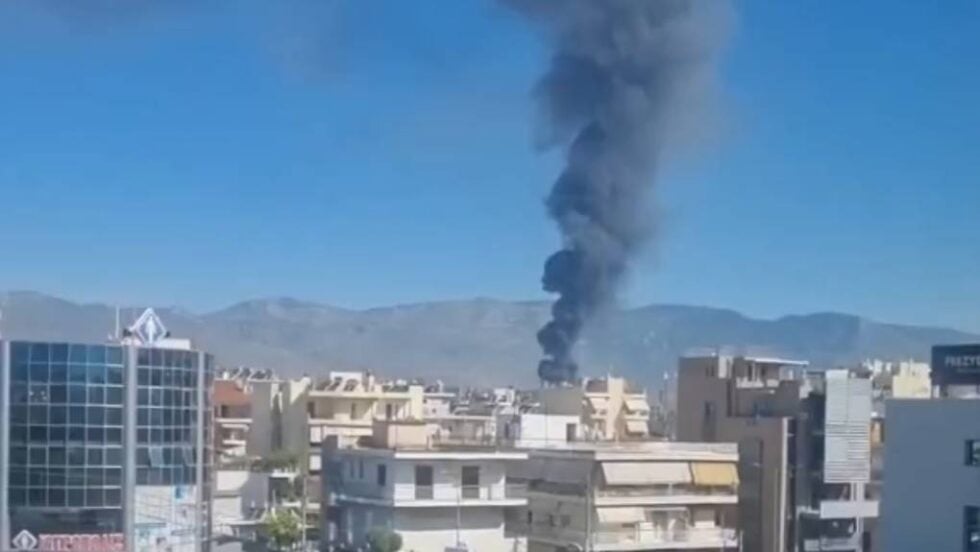 Υπό έλεγχο η πυρκαγιά στο Μενίδι – Kαταστράφηκε ολοσχερώς το κατάστημα