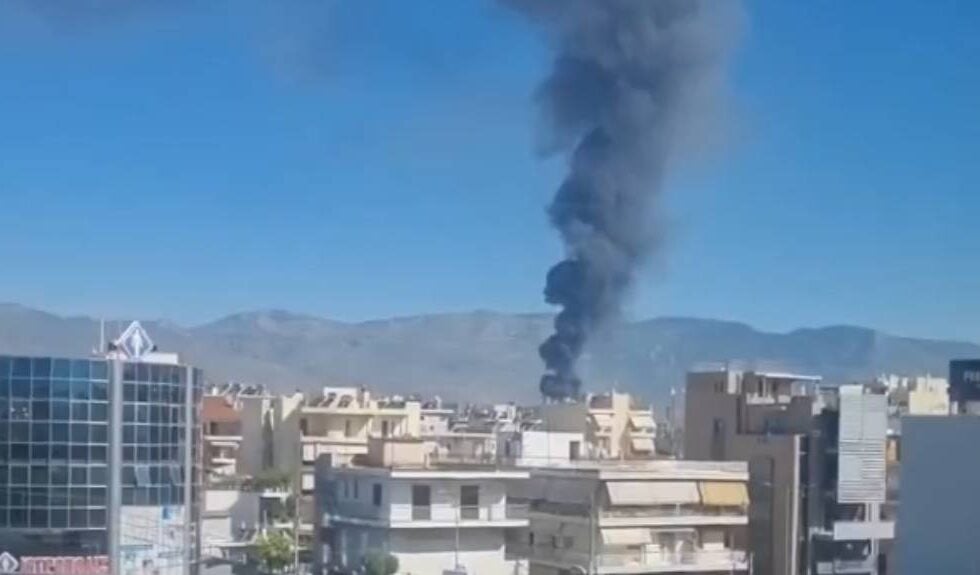 Υπό έλεγχο η πυρκαγιά στο Μενίδι – Kαταστράφηκε ολοσχερώς το κατάστημα