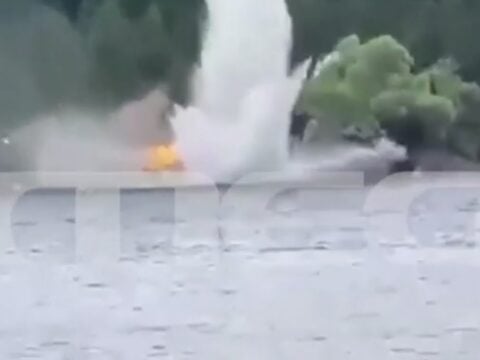 Η στιγμή της πτώση του πυροσβεστικού ελικοπτέρου τύπου BELL στην λίμνη Αώου στο Μέτσοβο / MEGA