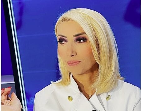 Στο νοσοκομείο η Μίνα Καραμήτρου μετά από έκρηξη κλιματιστικού