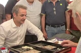 Ο Μητσοτάκης παίζει τάβλι με ηλικιωμένο στη Νέα Σμύρνη / Glomex / ΣΚΑΪ