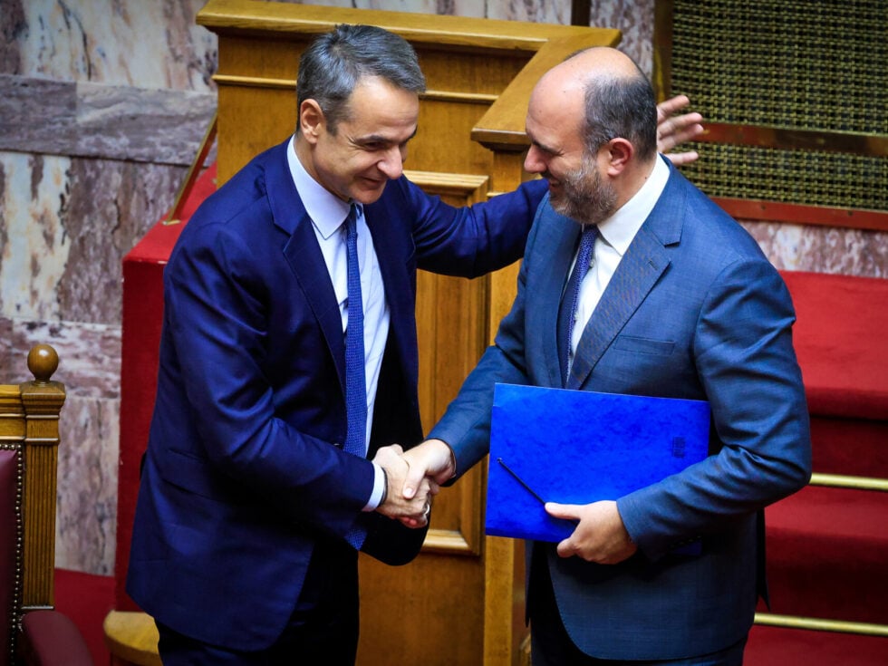 Ανασχηματισμός μπάλωμα με το βλέμμα σε Σαμαρά και Καρυστιανού