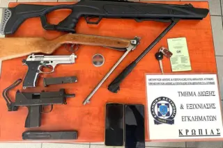 Κορωπί: Συνελήφθησαν δύο 55χρονα αδέλφια για παράνομη οπλοκατοχή – Κατασχέθηκαν οπλοπολυβόλο, πιστόλι και αεροβόλα