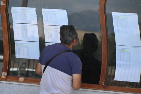 Πανελλαδικές 2026: Οι εκτιμήσεις για τις βάσεις εισαγωγής – Σε ποια πεδία ανεβαίνουν