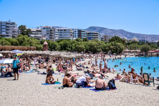 Τρέχουν στις παραλίες: Γέμισε η ακτογραμμή της Αττικής – Πού θα «χτυπήσουν» σήμερα 35άρια [βίντεο]