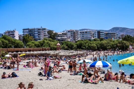 Σε καλοκαιρινό «τέμπο» η χώρα: Ξεπέρασε τους 35 βαθμούς ο υδράργυρος – Οι περιοχές με τις υψηλότερες θερμοκρασίες [βίντεο]