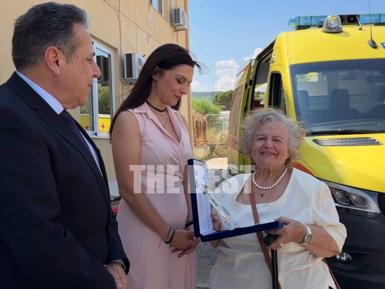 Πάτρα: Γυναίκα που έχασε τα δύο παιδιά της σε τροχαίο, δώρισε ένα ασθενοφόρο στο ΕΚΑΒ [εικόνες – βίντεο]