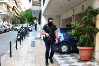 Περιπολικό και ΟΠΚΕ έξω από το σπίτι του Αλέξανδρου Γιωτόπουλου [βίντεο]