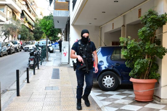 Περιπολικό και ΟΠΚΕ έξω από το σπίτι του Αλέξανδρου Γιωτόπουλου [βίντεο]