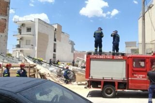 Κατάρρευση πολυκατοικίας στα Πετράλωνα – Πληροφορίες για τέσσερις εγκλωβισμένους [βίντεο]