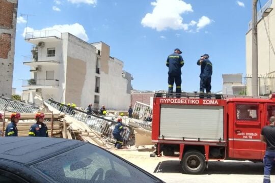 Κατάρρευση πολυκατοικίας στα Πετράλωνα – Πληροφορίες για τέσσερις εγκλωβισμένους [βίντεο]