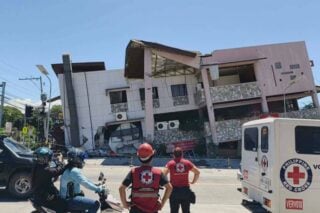 Σεισμός στις Φιλιππίνες: Φόβοι για 15 νεκρούς – Αναπτύχθηκε ο στρατός, προειδοποιήσεις για τσουνάμι [βίντεο]