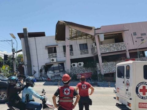 Σεισμός στις Φιλιππίνες: Φόβοι για 15 νεκρούς – Αναπτύχθηκε ο στρατός, προειδοποιήσεις για τσουνάμι [βίντεο]