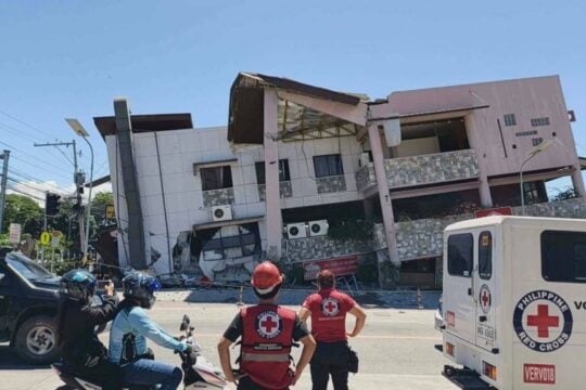 Σεισμός στις Φιλιππίνες: Φόβοι για 15 νεκρούς – Αναπτύχθηκε ο στρατός, προειδοποιήσεις για τσουνάμι [βίντεο]