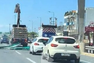 Σοκ στον Κηφισό: Γερανοφόρο ξήλωσε πινακίδα – Παρά τρίχα γλίτωσαν αναβάτες μηχανής [βίντεο]