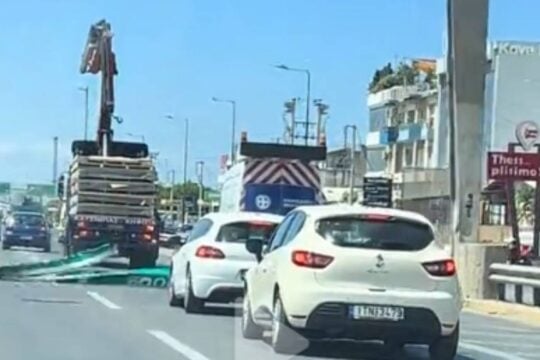 Σοκ στον Κηφισό: Γερανοφόρο ξήλωσε πινακίδα – Παρά τρίχα γλίτωσαν αναβάτες μηχανής [βίντεο]