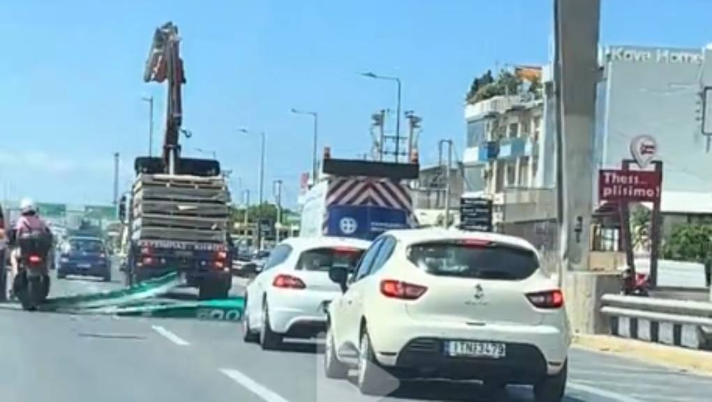 Σοκ στον Κηφισό: Γερανοφόρο ξήλωσε πινακίδα – Παρά τρίχα γλίτωσαν αναβάτες μηχανής [βίντεο]