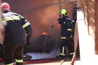 Σε ύφεση η φωτιά στο Ηράκλειο – Καταστράφηκαν δύο επιχειρήσεις, ζημιές σε τρία σπίτια