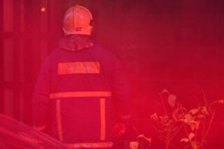 Φωτιά στις παλιές εστίες στου Ζωγράφου: Τέθηκε σύντομα υπό έλεγχο [βίντεο]