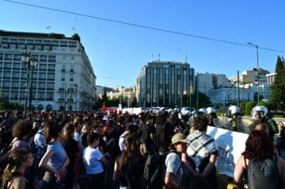 Πλήθος κόσμου στο Σύνταγμα για τα Προσφυγικά της Αλεξάνδρας και τον Αριστοτέλη Χαντζή [εικόνες – βίντεο]