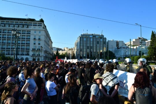 Πλήθος κόσμου στο Σύνταγμα για τα Προσφυγικά της Αλεξάνδρας και τον Αριστοτέλη Χαντζή [εικόνες – βίντεο]