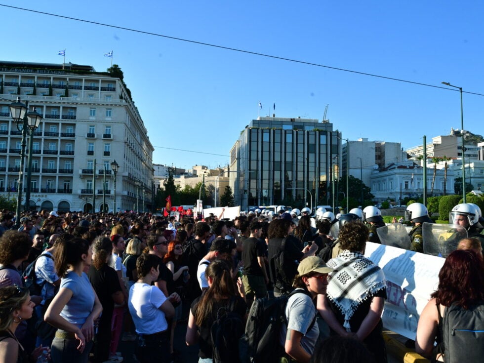 Πλήθος κόσμου στο Σύνταγμα για τα Προσφυγικά της Αλεξάνδρας και τον Αριστοτέλη Χαντζή [εικόνες – βίντεο]