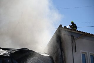 Ηράκλειο: Πυρκαγιά σε αποθήκη που σχεδιάζεται να μετατραπεί σε κέντρο κράτησης μεταναστών