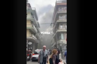 «Πνίγηκε» η Ανατολική Θεσσαλονίκη από πυρκαγιά σε συνεργείο αυτοκινήτων [βίντεο]