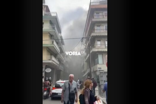 «Πνίγηκε» η Ανατολική Θεσσαλονίκη από πυρκαγιά σε συνεργείο αυτοκινήτων [βίντεο]