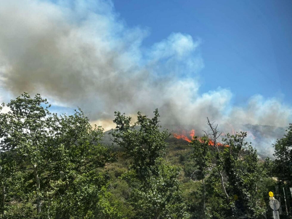Πυρκαγιά στην περιοχή Πευκάλι στην Κόρινθο – Εστάλη 112 για εκκένωση προς το Σοφικό