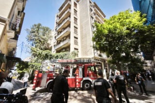 Υπό έλεγχο η φωτιά σε ξενοδοχείο στην Αθήνα: Έγινε προληπτική εκκένωση, στο νοσοκομείο ένας άνδρας [εικόνες – βίντεο