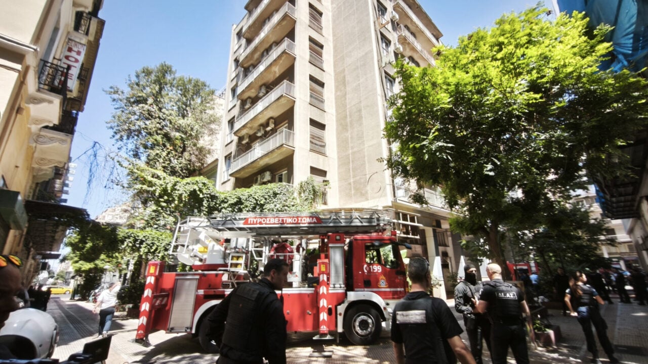 Πυρκαγιά σε ξενοδοχείο στο κέντρο της Αθήνας – Αναφορές για εγκλωβισμένους σε μπαλκόνια [βίντεο]
