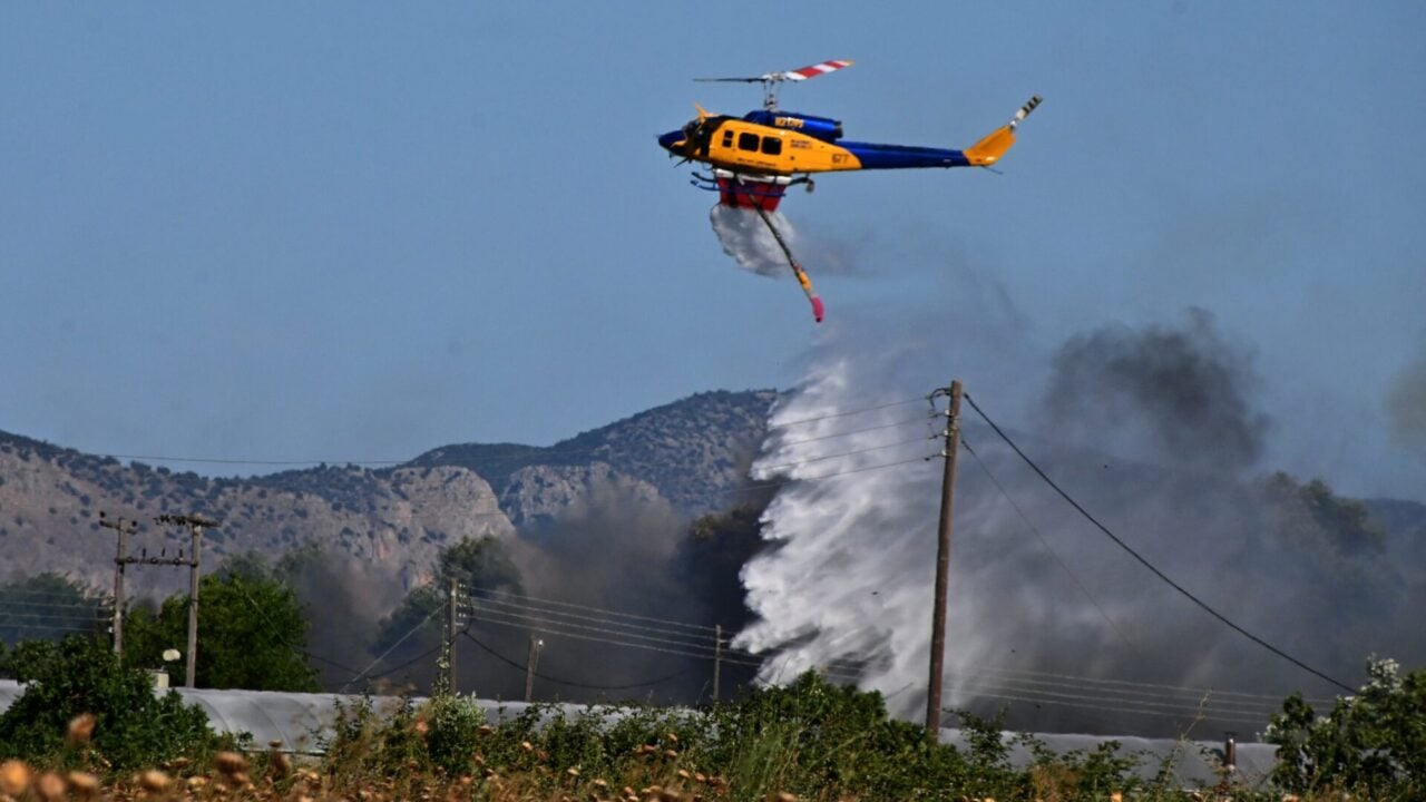 Μαίνεται η φωτιά στον Ορχομενό – Ενισχύθηκαν οι δυνάμεις της Πυροσβεστικής