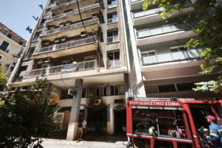Φωτιά σε ξενοδοχείο στο κέντρο της Αθήνας: Έγινε προληπτική εκκένωση, στο νοσοκομείο ένας εγκαυματίας [εικόνες – βίντεο