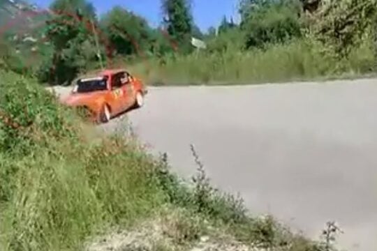 Η στιγμή που το αγωνιστικό αυτοκίνητο βγαίνει εκτός δρόμου στο Ράλλυ Δωδώνης / Glomex / MEGA