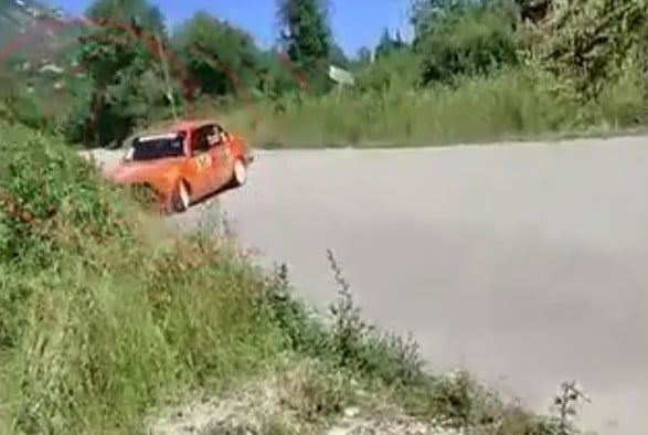 Η στιγμή που το αγωνιστικό αυτοκίνητο βγαίνει εκτός δρόμου στο Ράλλυ Δωδώνης / Glomex / MEGA