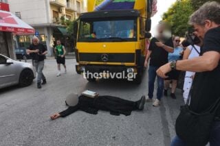 Thessaloniki Pride: Ρασοφόρος ξάπλωσε στον δρόμο για να εμποδίσει την πορεία – «Μετανοείτε», φώναζε